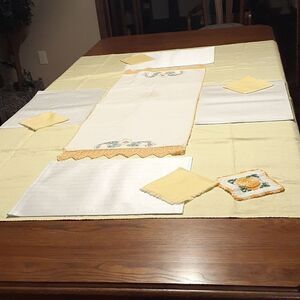 11-pc "Think happy" yellow 58" X 72" tblcloth,plc.mt,napkins, runner, potholder.
